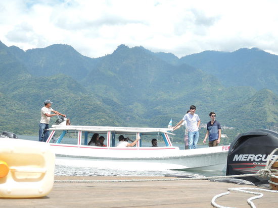 Mit diesen Booten geht es uebern See