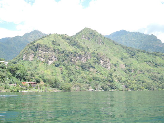 Die Landschaft rund um den See