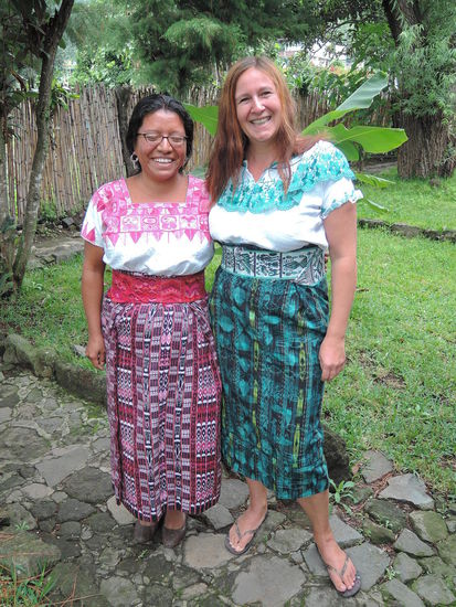 Mit der Magdalena meiner Lehrerin in der Tracht von San Pedro