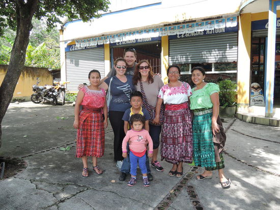 Mildred (Lehrerin), Sarah, Ian, meine Wenigkeit, Magdalena und Josefina (Frau vom Eigentuemer der Schule) vorne: Pablo (Sohn von der Magdalena), Ich-Xa (Tochter von der Josefina)