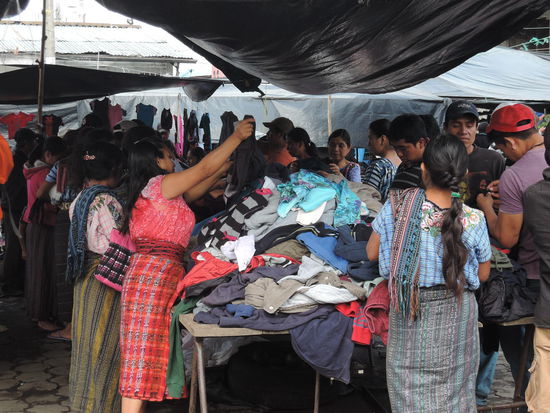 Mildred im Klamottenladen