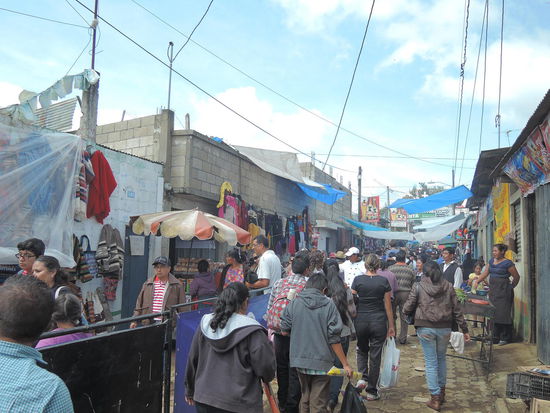 Vorbei an der Fressmeile, auf zum Friedhof