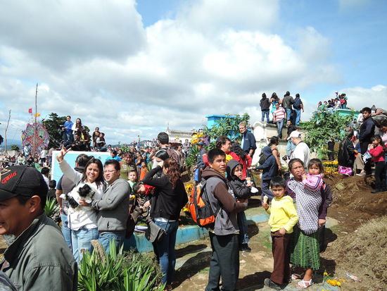 Da stehen wir halt AUF den Graebern