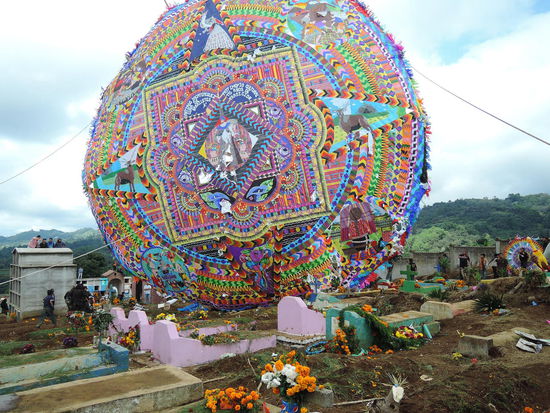 Dieser Drachen war erst am Boden, aber die Jungs haben ihn wieder hochgezogen