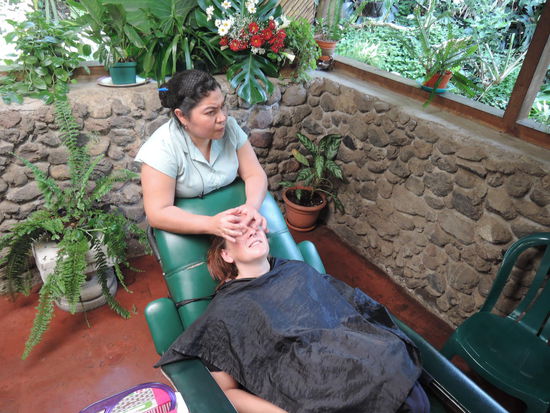 ...so wie sie dreinschaut, hat sie mich auch massiert Ich bin jetzt FALTENFREI!!