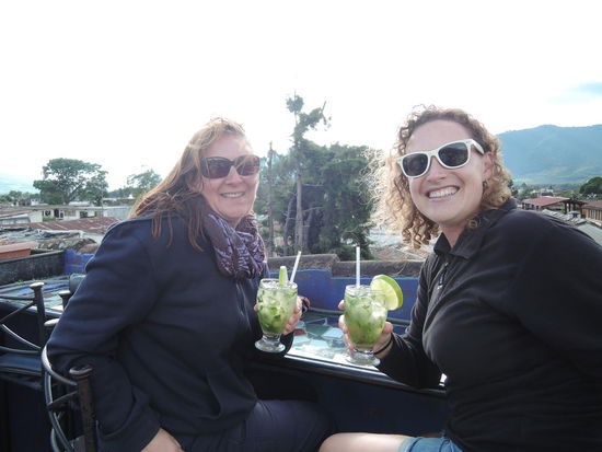 ....dann ab in die Bar: Hilary y yo