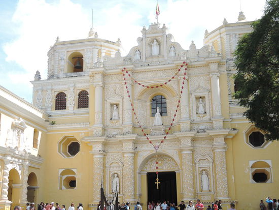 Kirche La Merced mit Riesenrosenkranz