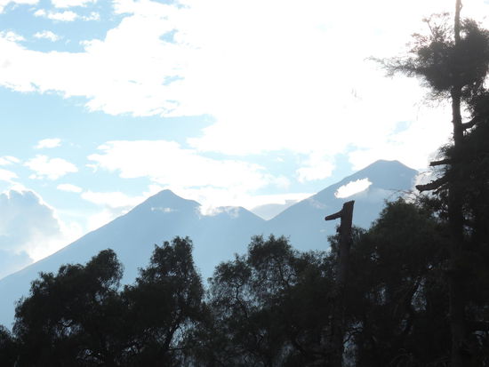 Vulkan Fuego (aktiv) und Vulkan Acatenango