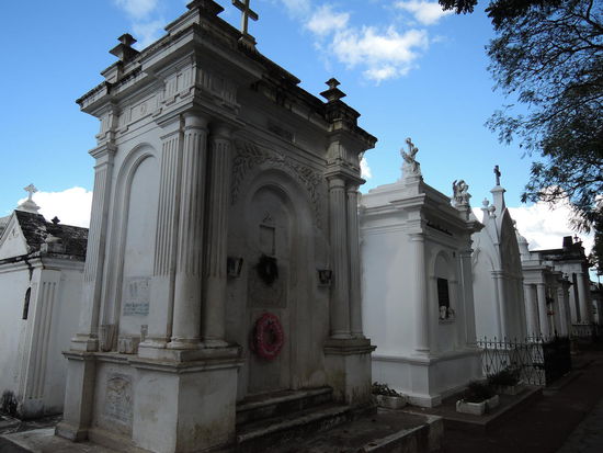 Auf dem Friedhof in Antigua sind alle Mausoleen in weiss gehalten