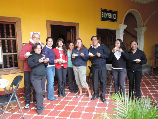 Fuser, Yeni, Flor (Direktorin der Schule), Alejandra (Praktikantin), Aura (Koechin), yo, Humberto, Aura, Leonor (Lehrerinnen)