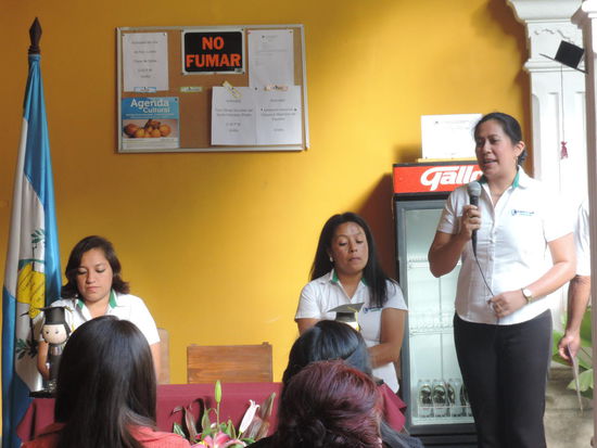 Bei der Abschlussfeier (Yeni, Monica, Flor)