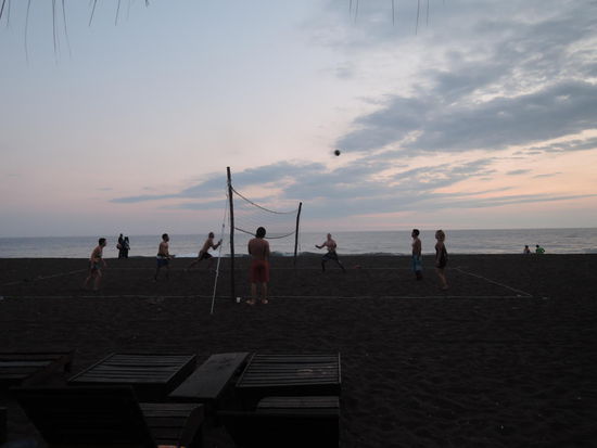 Die Maedls und Jungs beim Sportln...ich mit Cocktail auf der Terasse