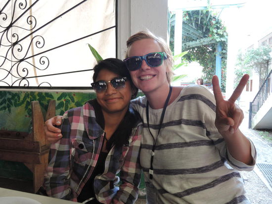 Lupita y Dana haben Brillen getauscht