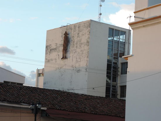 Die Figur vom Sandino sieht man in Leon ueberall