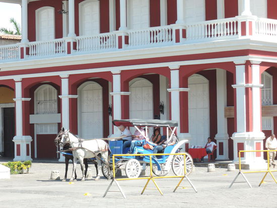 Die Kutschen gehoeren zum Stadtbild von Granada
