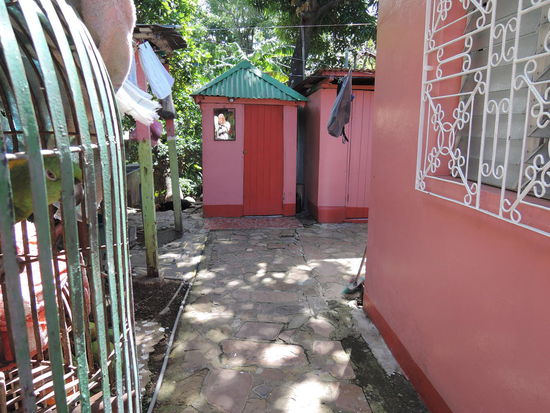 Rechts ist das Haus meiner Familie, geradeaus Dusche und Klo