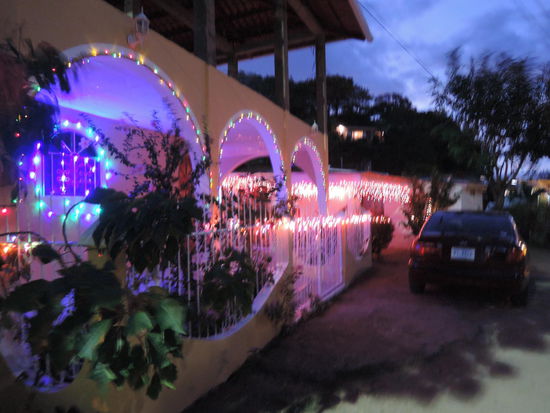 Meine Familie hat ihr Haus schon fuer Weihnachten prepariert