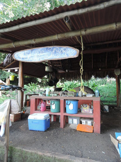 Kueche: Die blaue Box ist der Kuehlschrank, in den anderen Boxen sind die Lebensmittel