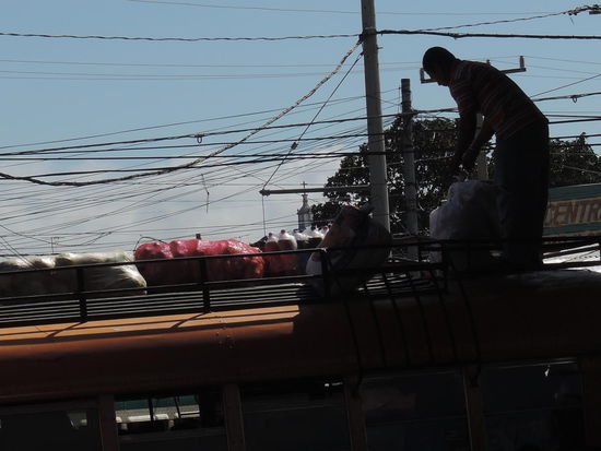 Was im Bus nicht Platz hat, kommt auf das Dach