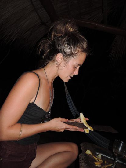 Im Dschungel wird die Banane mit der Machete aufgeschnitten