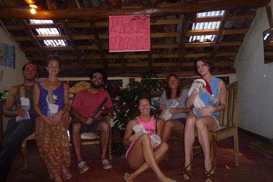 Wir, mit unseren Geschenken unterm Weihnachtsbaum