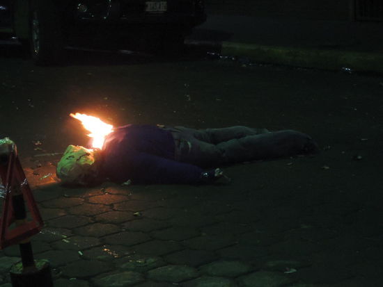 Da zuendelt die Puppe schon