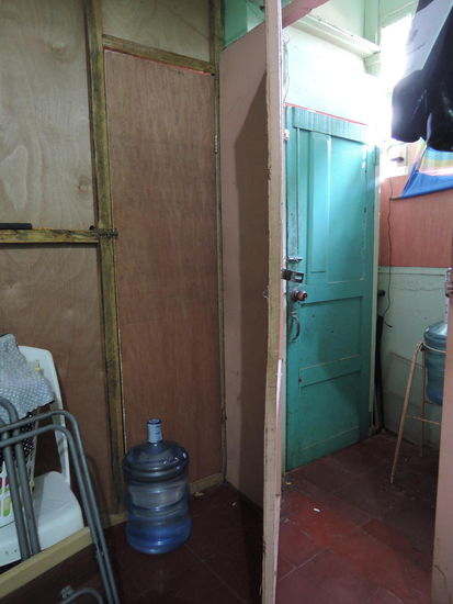 Das aeusserst interessante Tuer-Schloss-System in Rosas Zimmer Ausserhalb dieser beiden Raeume gibt es natuerlich noch eine Tuer mit Schloss.