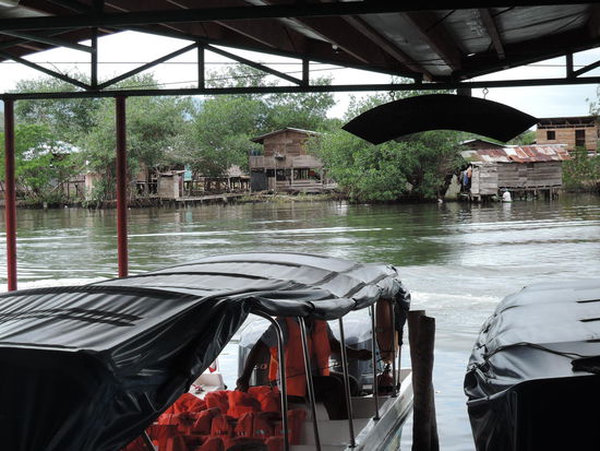 Mit diesem Boot geht es von Alimrante nach Bocas Town
