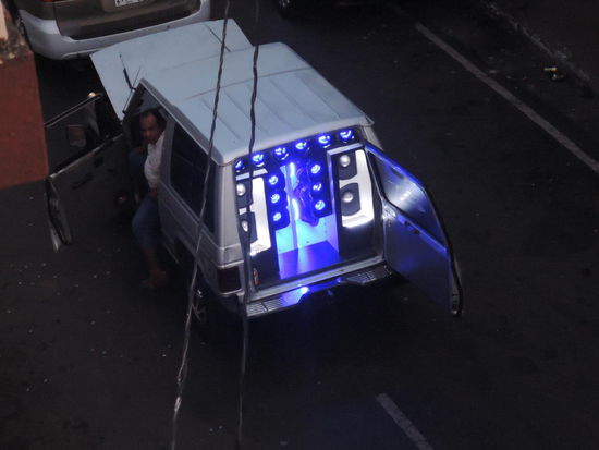 Ein Auto voller Boxen