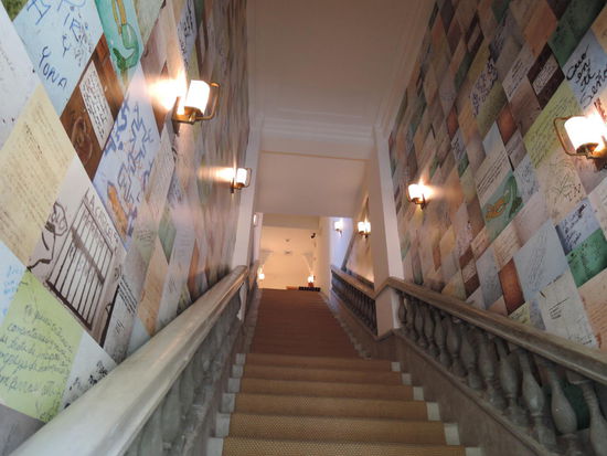 Bilder im Inneren des Hotels zeigen die Vergangenheit der Gangs.