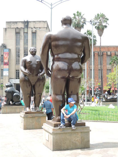 Im Hintergrund befindet sich das Botero-Museum