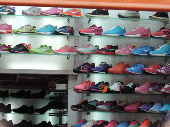 Was einem auffaellt in Medellin: Die Leute achten sehr auf ihre Kleidung und besonders auf die Schuhe