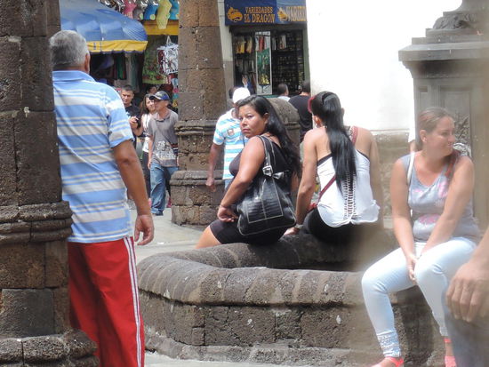 ...und davor die kaeuflichen Maedls