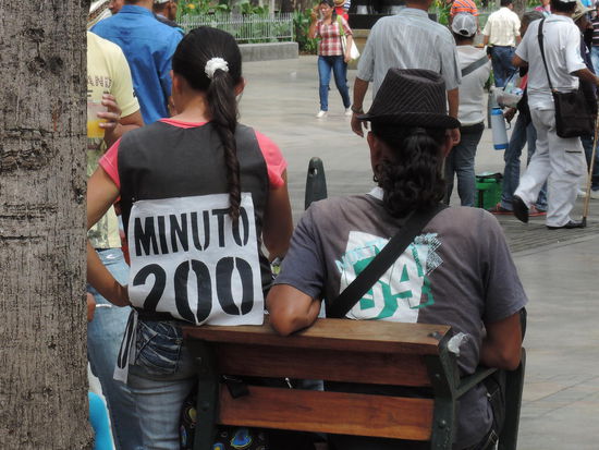 In Kolumbien kann man Guthaben bei diesen Leuten kaufen (zB 1 Minute telefonieren=200 Pesos - nicht mal 10 Cent)