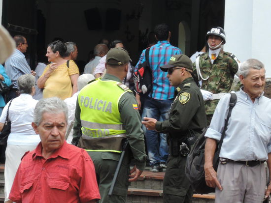 Polizei vor der Kathedrale...