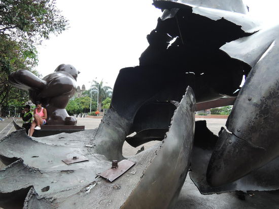 1995 gab es hier ein Bombenatenttat (die Bombe war in der Friedenstaube), bei dem 23 Menschen ums Leben kamen. Botero liess nebendran die gleiche Skulptur nochmal aufstellen.