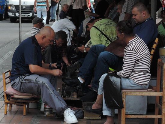 Schuhputzer bei der Arbeit