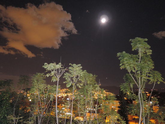 Blick ueber Medellin bei Nacht