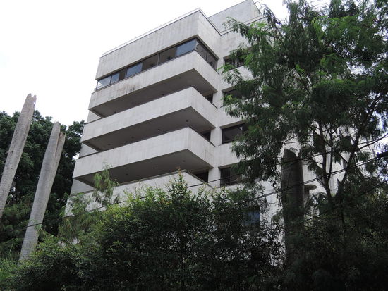 Dem Pablo sein Wohnhaus in Medellin. Steht leer und wird von der Polizei bewacht.