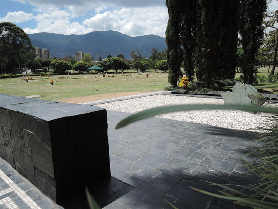 Am Friedhof in Medellin bokommen alle Verstorbenen nur eine kleine Steinplatte auf das Grab. Der Pablo ist der einzige, der ein Riesengrab hat (im Vordergrund)
