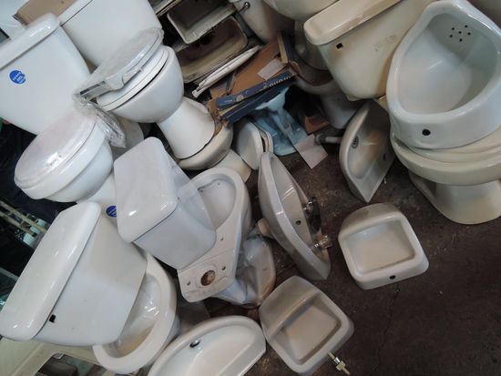 Auf dem Markt gibt es auch gebrauchte Klos zu kaufen