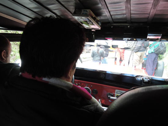 Wer nicht mehr in den Jeep passt, muss hinten drauf stehen