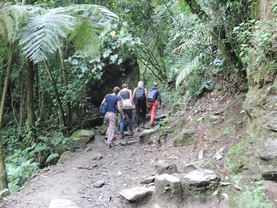 Man beachte die kleinen kulturellen Unterschiede: Die Fabienne aus der Schweiz mit Wanderschuhe und Rucksack, die Elena aus Bremen mit Chucks (ihre Wanderschuhe hatte sie im Hostel) und Handtasche