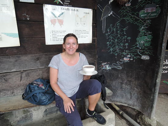 Auf der Huette gab es eine heisse Schokolade a la Kolumbien mit einem Stueck Kaese dazu. Das broeckeln die Kolumbianer in ihre heisse Schokolade