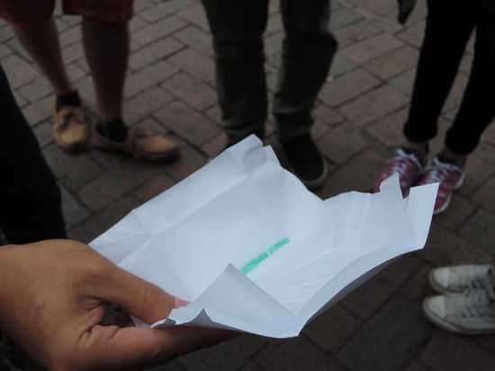 Smaragdhaendler auf der Strasse