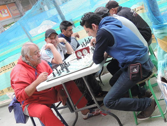 Schachspieler direkt neben der Baustelle