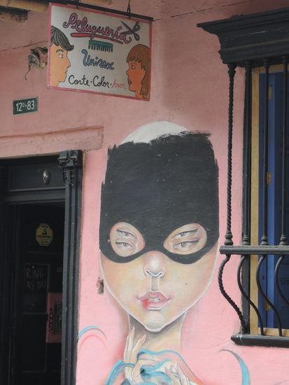 In diesem Friseursalon gibt es mittwochs immer Gratisbehandlung, wenn man mit sich machen laesst, was die wollen...