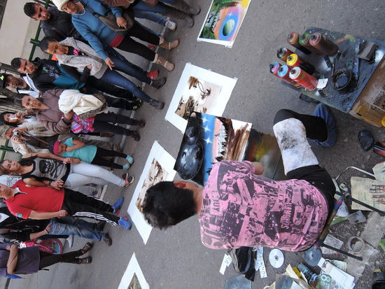 Der Kuenstler, der seine Bilder verlost hat...