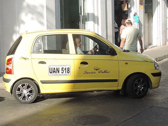 In so ein Taxi haben wir uns zu viert! mit vier grossen Tramperrucksaecken reingequetscht. Der Kofferraum blieb unbenutzt