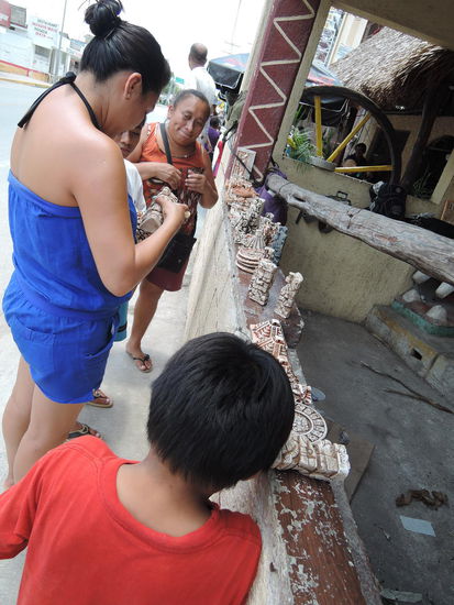 Anabell beim Souvenirshoppen...